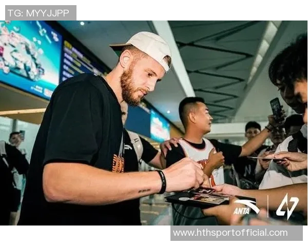 迪文岑佐全场表现出色15投7中三分球命中率高达45贡献21分助力球队胜利