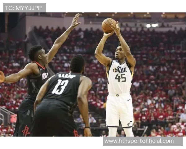 米切尔:我和哈登算是直接上场磨合他是一个球商极高的人! 米切尔:我和哈登算是直接上场磨合他是一个球商极高的人!